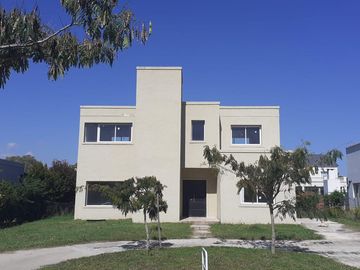 ALQUILER ANUAL en Santa Guadalupe, Pilar del Este.