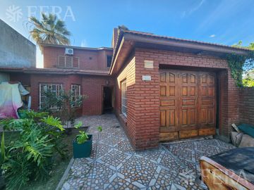 Venta casa de 5 ambientes con cochera y fondo libre en Quilmes