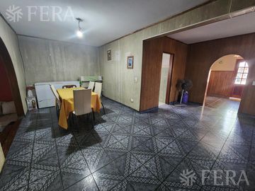 Venta casa de 5 ambientes con cochera y fondo libre en Quilmes