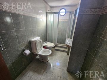 Venta casa de 5 ambientes con cochera y fondo libre en Quilmes