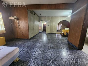Venta casa de 5 ambientes con cochera y fondo libre en Quilmes
