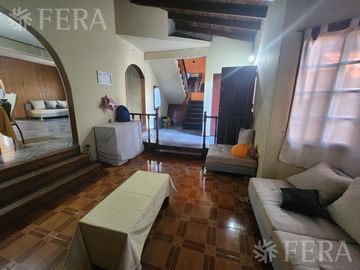 Venta casa de 5 ambientes con cochera y fondo libre en Quilmes