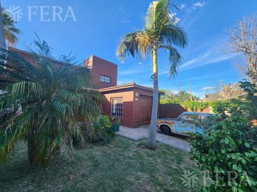 Venta casa de 5 ambientes con cochera y fondo libre en Quilmes