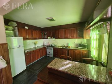 Venta casa de 5 ambientes con cochera y fondo libre en Quilmes