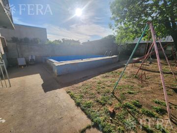 Venta casa de 5 ambientes con cochera y fondo libre en Quilmes