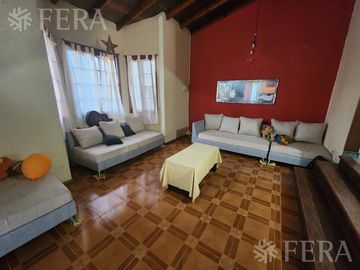 Venta casa de 5 ambientes con cochera y fondo libre en Quilmes