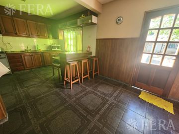 Venta casa de 5 ambientes con cochera y fondo libre en Quilmes