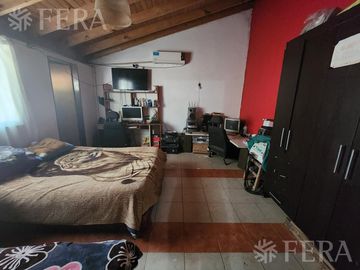 Venta casa de 5 ambientes con cochera y fondo libre en Quilmes