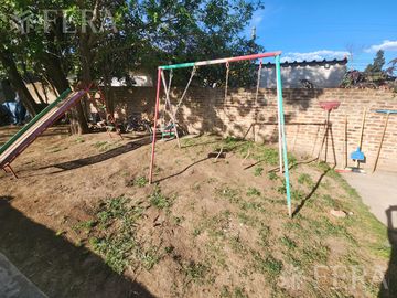 Venta casa de 5 ambientes con cochera y fondo libre en Quilmes