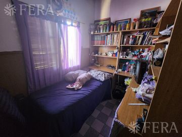 Venta casa de 5 ambientes con cochera y fondo libre en Quilmes
