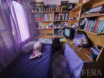 Venta casa de 5 ambientes con cochera y fondo libre en Quilmes