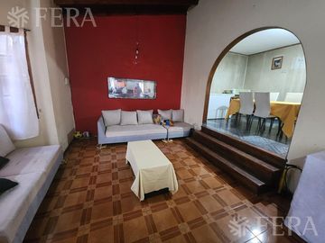 Venta casa de 5 ambientes con cochera y fondo libre en Quilmes