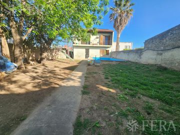 Venta casa de 5 ambientes con cochera y fondo libre en Quilmes
