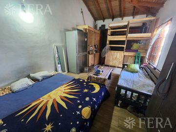Venta casa de 5 ambientes con cochera y fondo libre en Quilmes
