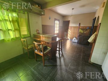 Venta casa de 5 ambientes con cochera y fondo libre en Quilmes
