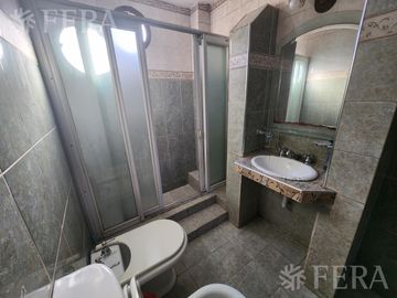Venta casa de 5 ambientes con cochera y fondo libre en Quilmes