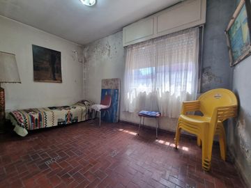 PH 3 ambientes y medio, al frente a 200 metros de Hipólito Irigoyen.