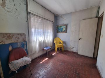 PH 3 ambientes y medio, al frente a 200 metros de Hipólito Irigoyen.