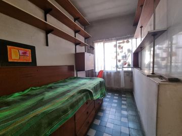 PH 3 ambientes y medio, al frente a 200 metros de Hipólito Irigoyen.