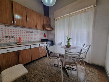 PH 3 ambientes y medio, al frente a 200 metros de Hipólito Irigoyen.