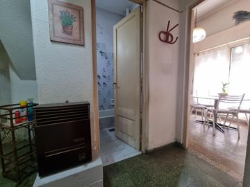 PH 3 ambientes y medio, al frente a 200 metros de Hipólito Irigoyen.