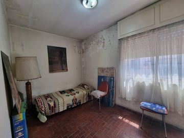 PH 3 ambientes y medio, al frente a 200 metros de Hipólito Irigoyen.