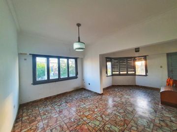 VENTA CASA CON LOCAL 194 M2 QUILMES