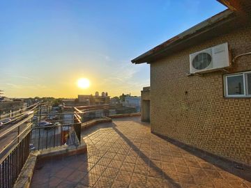 VENTA CASA CON LOCAL 194 M2 QUILMES