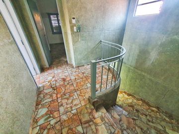 VENTA CASA CON LOCAL 194 M2 QUILMES