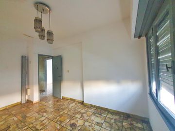 VENTA CASA CON LOCAL 194 M2 QUILMES