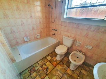 VENTA CASA CON LOCAL 194 M2 QUILMES