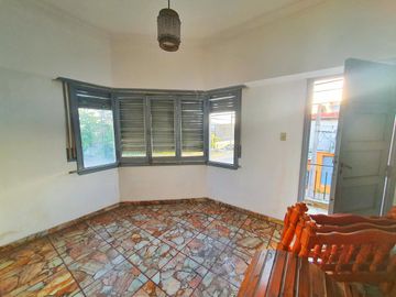 VENTA CASA CON LOCAL 194 M2 QUILMES