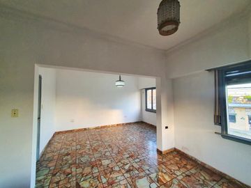 VENTA CASA CON LOCAL 194 M2 QUILMES