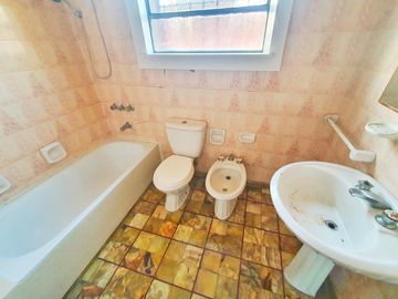 VENTA CASA CON LOCAL 194 M2 QUILMES
