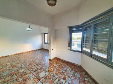 VENTA CASA CON LOCAL 194 M2 QUILMES