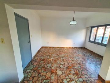 VENTA CASA CON LOCAL 194 M2 QUILMES