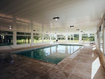 Complejo de Cabañas de primera categoría con piscina cubierta en Rama Caída