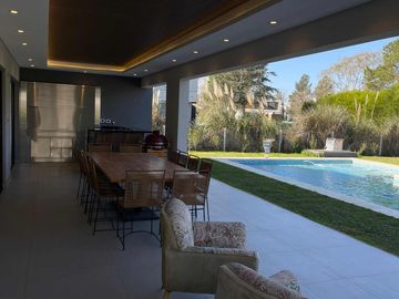 Casa en venta - 4 Dormitorios 4 Baños - 900Mts2 - Terralagos, Canning