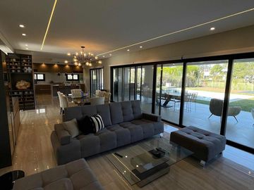 Casa en venta - 4 Dormitorios 4 Baños - 900Mts2 - Terralagos, Canning
