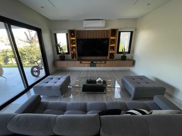 Casa en venta - 4 Dormitorios 4 Baños - 900Mts2 - Terralagos, Canning