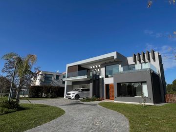 Casa en venta - 4 Dormitorios 4 Baños - 900Mts2 - Terralagos, Canning