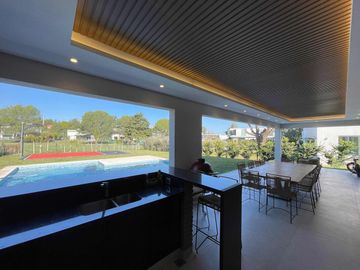 Casa en venta - 4 Dormitorios 4 Baños - 900Mts2 - Terralagos, Canning