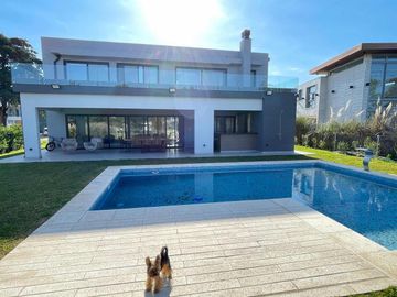 Casa en venta - 4 Dormitorios 4 Baños - 900Mts2 - Terralagos, Canning