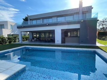 Casa en venta - 4 Dormitorios 4 Baños - 900Mts2 - Terralagos, Canning
