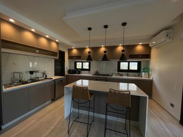 Casa en venta - 4 Dormitorios 4 Baños - 900Mts2 - Terralagos, Canning