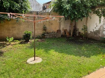 Casa en venta de una planta en Florida, próxima a Panamericana, con jardín