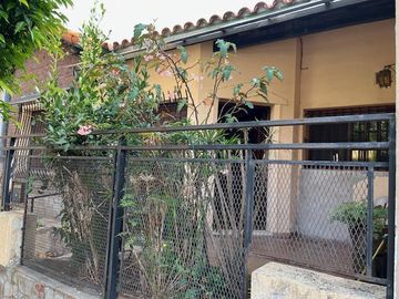 Casa en venta de una planta en Florida, próxima a Panamericana, con jardín