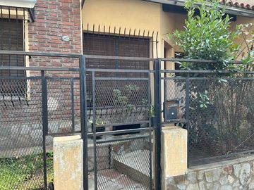 Casa en venta de una planta en Florida, próxima a Panamericana, con jardín