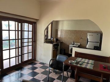 Casa en venta de una planta en Florida, próxima a Panamericana, con jardín