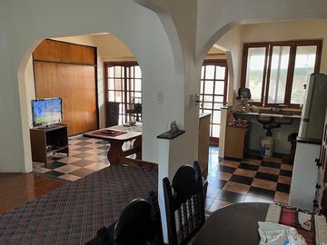 Casa en venta de una planta en Florida, próxima a Panamericana, con jardín